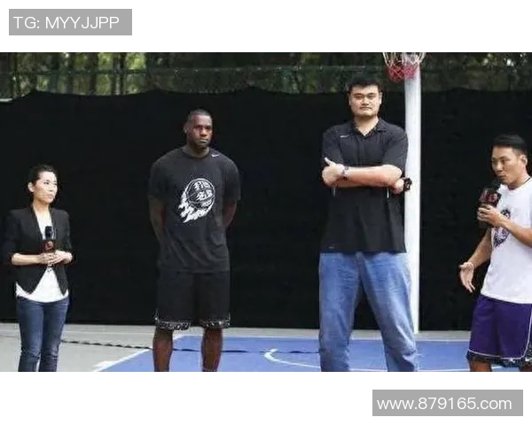 詹姆斯幽默调侃姚明的趣事大揭秘，篮球场上的搞笑瞬间回顾